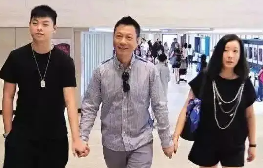 黎耀祥|57岁的黎耀祥仍5点钟起床，努力拍戏，只因儿子没出息！