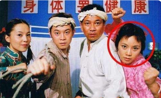 闫妮|闫妮风流情史：离婚16年“大玩”姐弟恋，如今49岁怎样了？