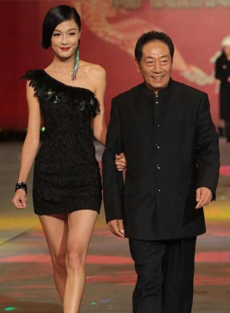 王奎荣|73岁老戏骨娶36岁女星，婚后生下二子，自己满脸疲惫妻子打扮娇艳