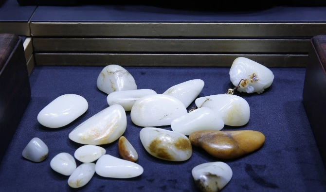 翡翠|经常佩戴和田玉有助于健康，但佩戴时也有禁忌，新手玉友要牢记