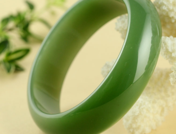 设计师|我们常见的翡翠镶嵌都有哪些材质？哪些值钱，那些不值钱