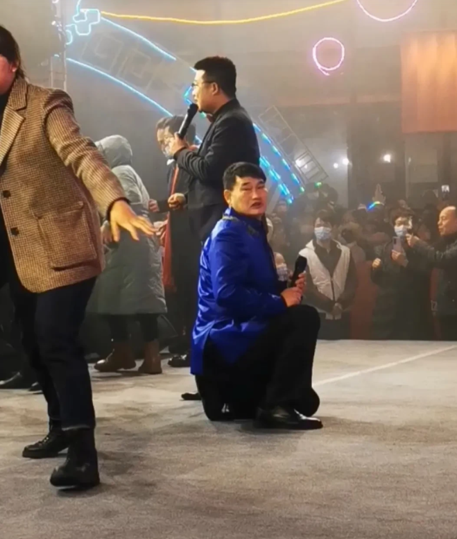 京剧|观众太热情造成混乱，大衣哥见状连续弯腰90°鞠躬，瞬间平息气氛