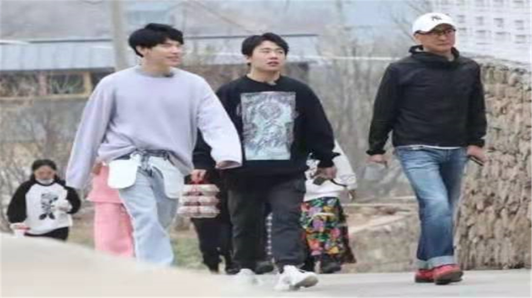 郭麒麟|郭麒麟退出《奔跑吧》，转头加入一档新综艺，遛狗蹭饭睡到自然醒