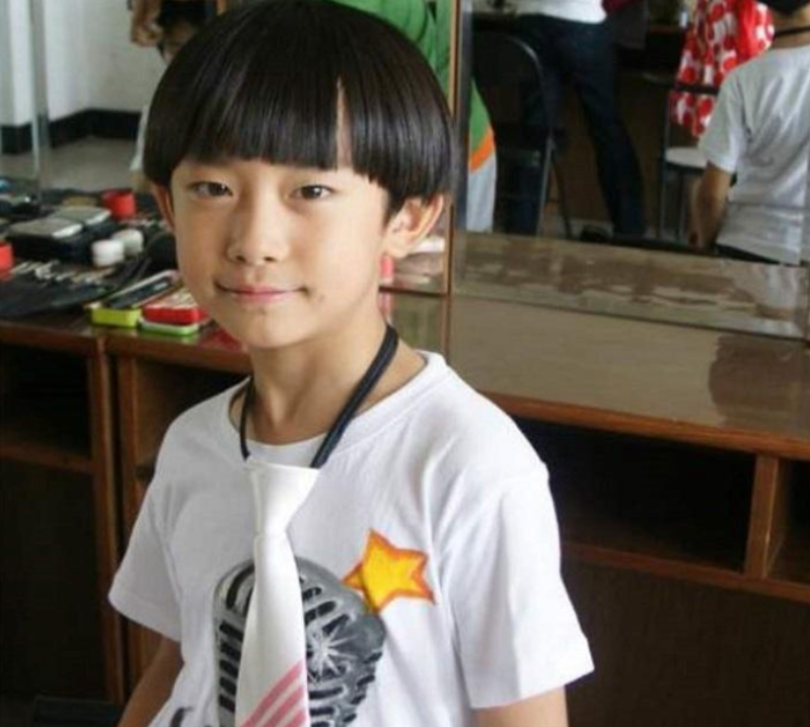 易烊千玺|10年前“好丽友”广告,曾经貌不惊人的小男孩,如今红得一塌糊涂