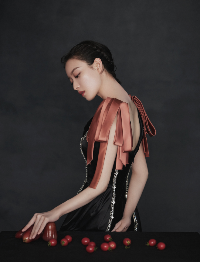 倪妮|倪妮近日活动照，一袭丝绒宫廷风长裙亮相，诠释了媚而不俗的含义！