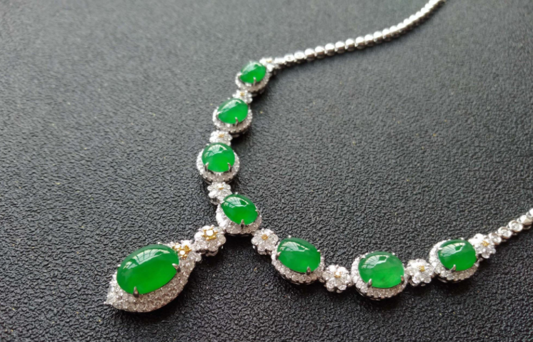 翡翠|翡翠戴了一段时间后跑色了？是因为档次太低，又不保养？