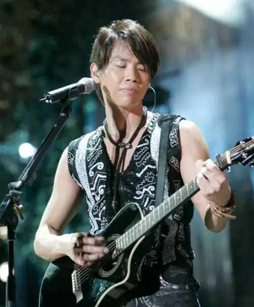 陶喆|51岁的陶哲近照大变：发际线后移额纹明显， 与妻子合照似父女