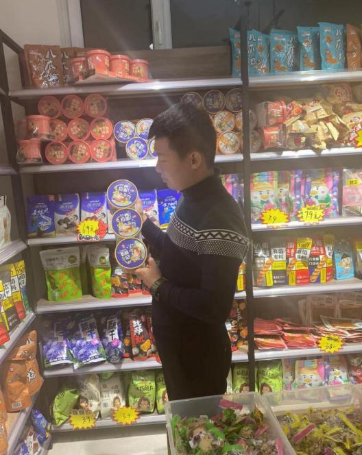 成都|出狱一年:拒绝签约直播带货,开零食店“于欢店”