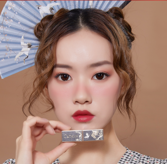发型 国内一款“低调”口红，秋冬款必入口红色，显白不卡唇纹，素颜涂也好看