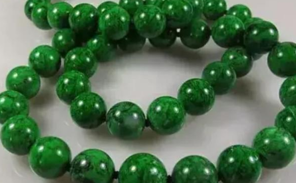 |翡翠界的“六耳猕猴”，装啥像啥，做成翡翠就连行家也认不出来  ?