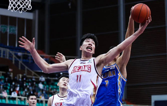 余嘉豪|下一站巨星！18岁高中锋CBA首秀轰25+12，杨毅：和姚明太像了