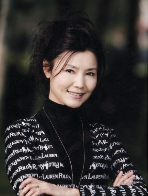 姜黎黎|“红牡丹”姜黎黎，68岁风韵犹存，晒与老公近照，女儿遗传了她的美貌