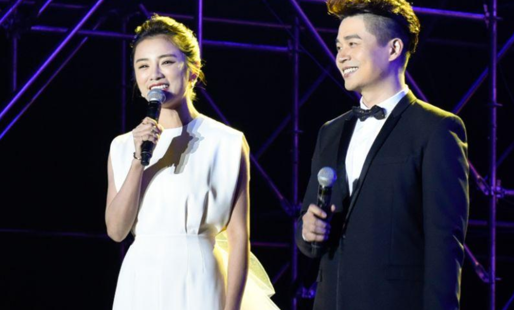 张国立|知名女主持现场失误，少穿一件衣服，一旁的张国立反应太尴尬