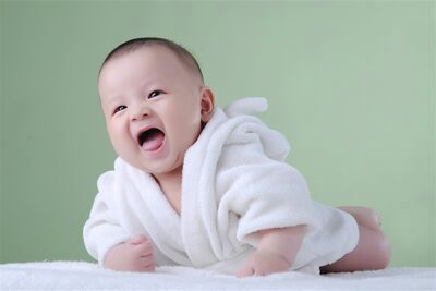 秋香育儿经|宝宝睡醒发现离妈妈好远,接下来的举动太暖心,妈妈辛苦没白费