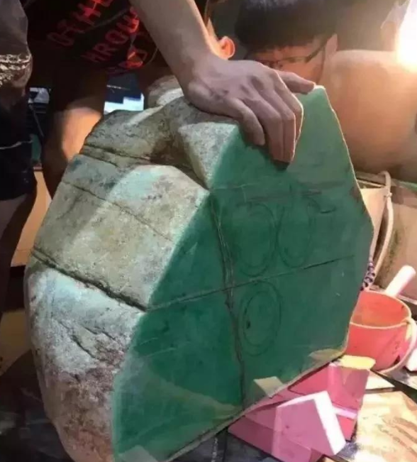 翡翠|600多万的豆种翡翠长什么样?手镯能出几百条!