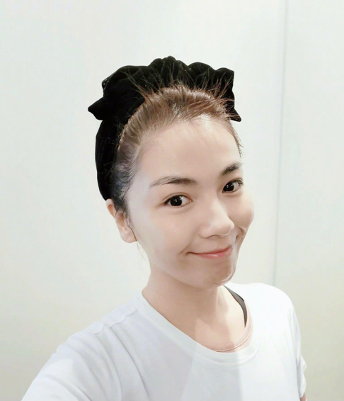 发型 沉浸式卸妆，刘涛状态很好。