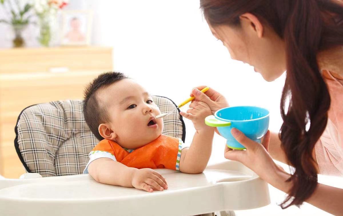 东林富谈育儿|婆婆给6个月的女儿吃白开水泡馒头、肥肉,我瞬间不淡定了,这些食物不适合当辅食