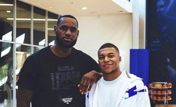 勒布朗·詹姆斯|詹姆斯把头像换成姆巴佩!推出二人联名鞋,足篮跨界备受瞩目