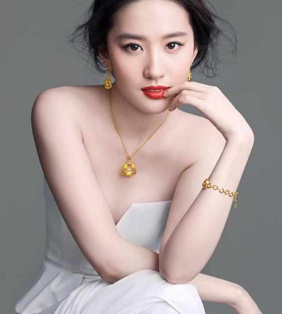 翡翠|压得住金首饰的刘亦菲，戴起翡翠来就不是那个味道了