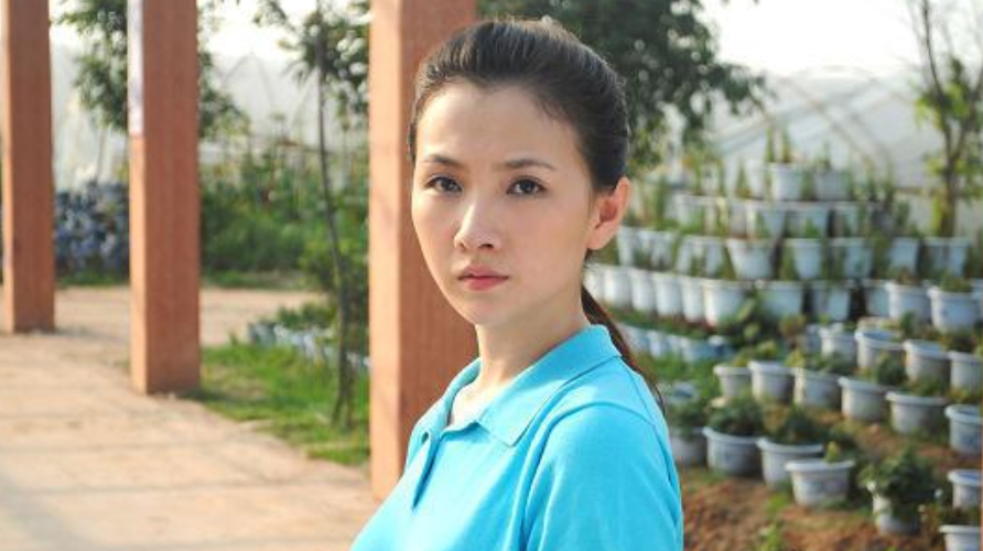 朱亚文|她和朱亚文同居9年分手，却被沈佳妮后来居上，今35岁被宠成公主