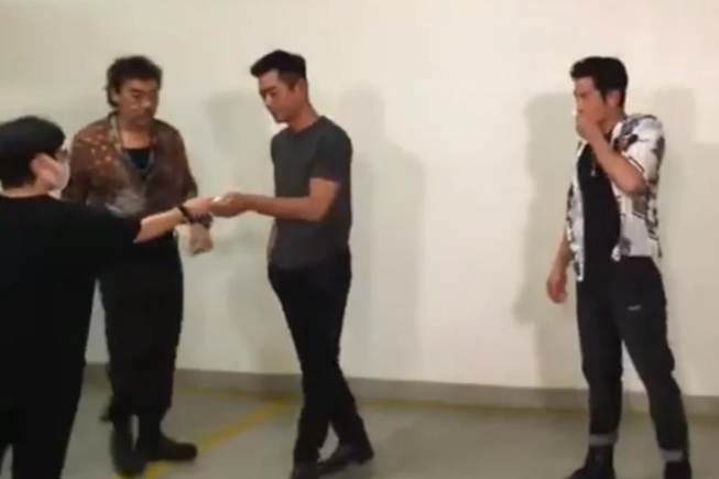 古天乐|50岁古天乐太心酸!四名助理帮郭富城端水擦汗,他只能尴尬的看着