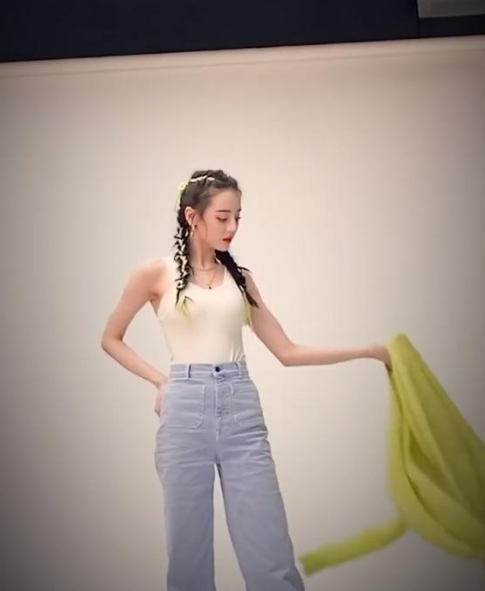 迪丽热巴|迪丽热巴忘熨裤子，拍照时正面褶皱痕迹抢镜，看清位置：真是尴尬！