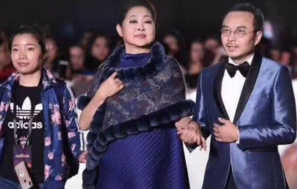 蔡明|蔡明出道40年没胖过，帮倪萍瘦40斤，减肥方法仅9字却很少人做到