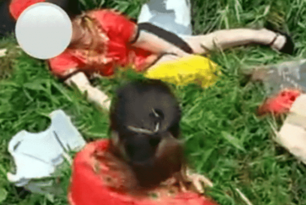 社会热点传播正能量 广场舞大妈穿红衣在墓地跳舞，返程途中遭遇车祸，多位大妈倒地不起