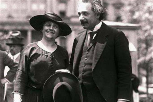 爱因斯坦是公认的天才，为啥他的一双儿女却是疯子？答案很简单