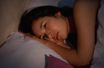 睡眠|为何总是半夜“自然醒”？中医直言：睡觉时有3异常，或是肝在“求救”