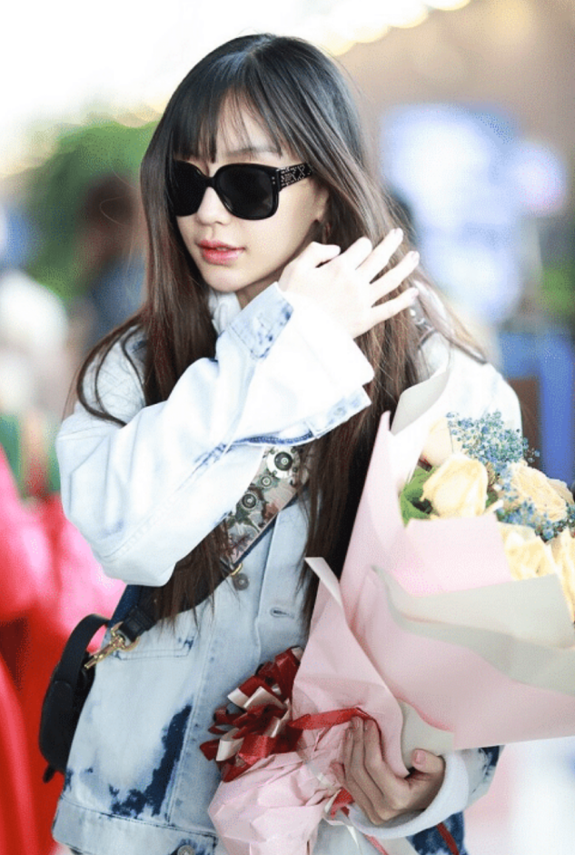 Angelababy|Angelababy机场穿搭，穿一身白色走少女路线，说她未成年应该都不为过！