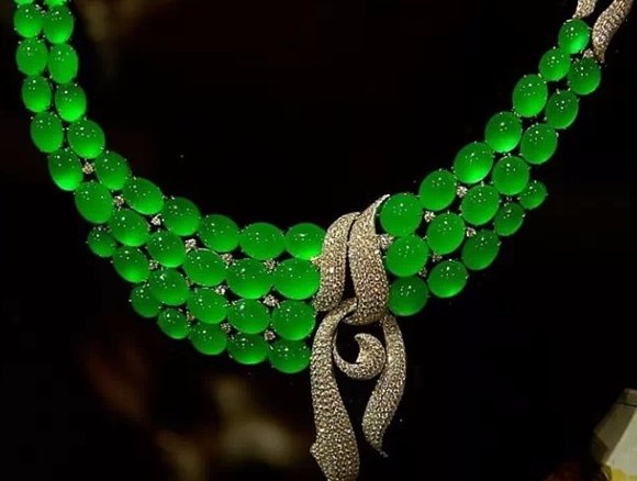 翡翠|翡翠在玉石中排名老大，很多人不服气，为什么它不能是第一名呢？