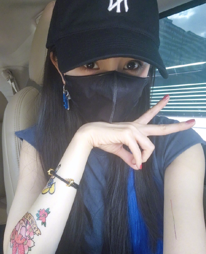 杨幂|杨幂逛街买衣服，火辣身材抢镜，收银小哥有些紧张