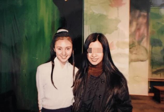 章子怡|章子怡大学旧照，一脸黑痣颜值崩塌，远不如同班的袁泉、梅婷