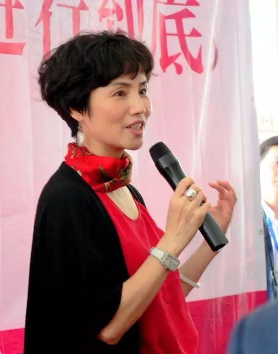 徐俐|退休3天的徐俐，晒生活照，她妆容精致，标志性的短发，干净利落