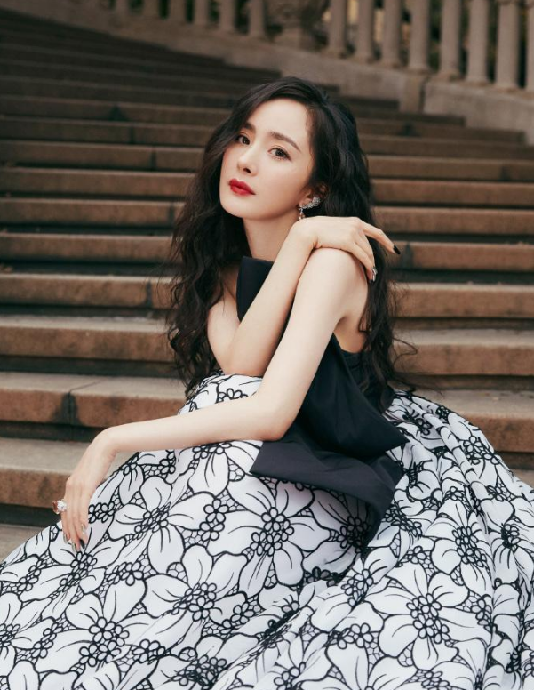 成龙|成龙当年拍电动车广告，被搂在怀里的她，如今火得一塌糊涂