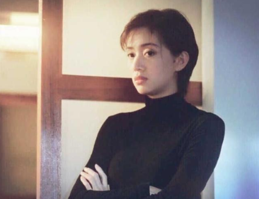 梅艳芳|梅艳芳躺刘德华怀里“含泪离去”，身穿纸尿裤的她，让人看了心疼