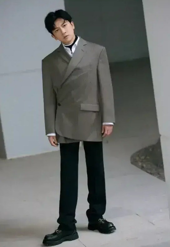 肖战|肖战跟苏有朋、华晨宇撞衫，肖战完胜！苏有朋穿得不好看，却吸睛