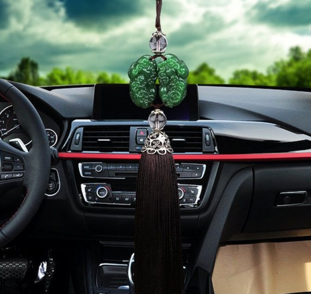 翡翠|翡翠车挂要怎么选？有哪些好风水的题材呢？