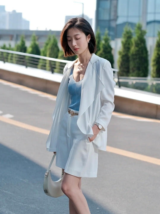 Blues蓝调时尚|在展示身材的季节里，这些穿搭很是百搭，时尚潮流轻松突显自己