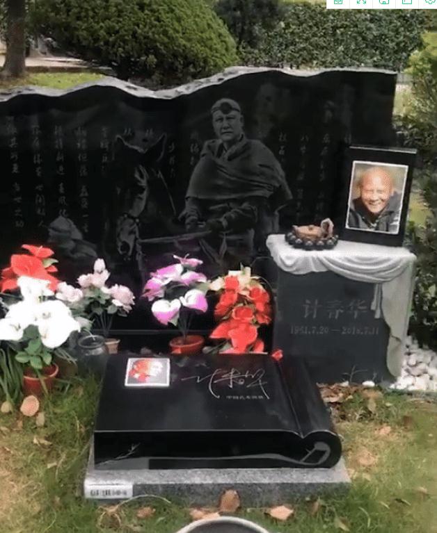 著名反派演員計春華的墓地：墓前擺放著他生前最喜愛的手串和茶具-圖5