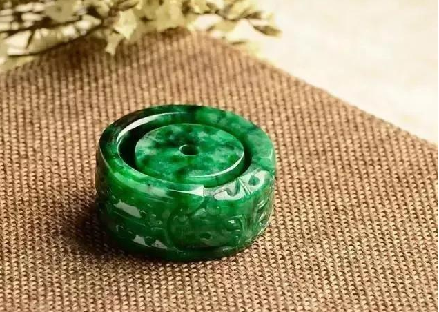 翡翠|翡翠的种类很丰富,干青种和铁龙生完全不同,千万别弄混了