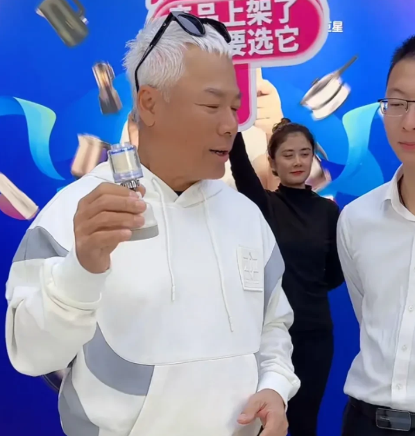 巫启贤|58岁巫启贤直播首秀太简陋，背景板上醒目的8字“头衔”引争议