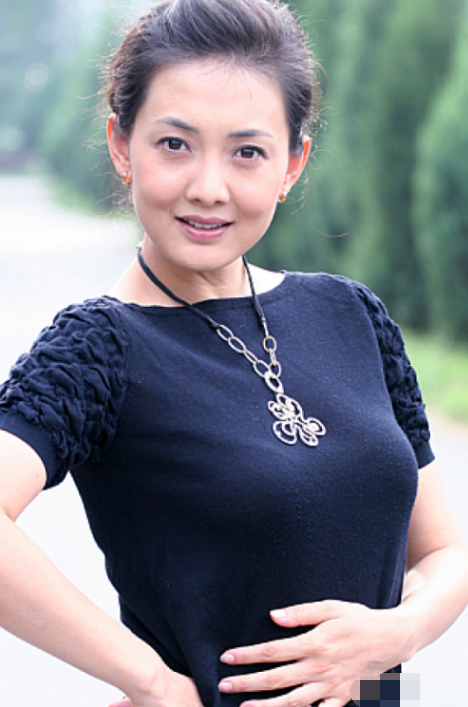 牛莉|47岁牛莉晒生活视频，手臂肌肉健硕不输年轻小伙，尖锐鼻头抢镜！