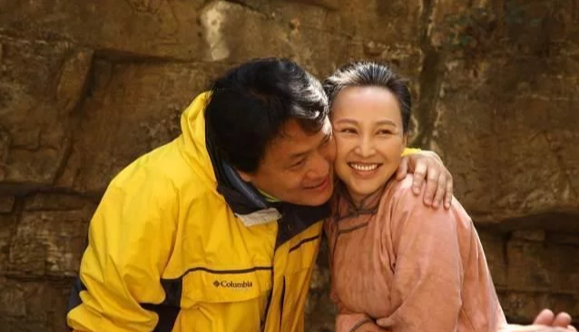 岳丽娜|19岁与导演私奔,在6平米的地下室生下3胎,丈夫用7部剧把她捧红。