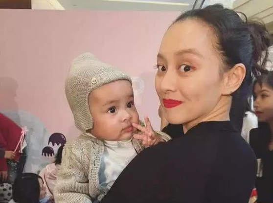 释小龙|曾令释小龙“魂牵梦绕”，当红因学业退圈，今嫁黑人成这样