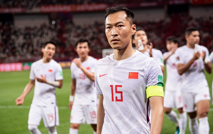 国足|重磅官宣！国足补招45球金靴，27人后天飞迪拜，中超将迎2大巨变