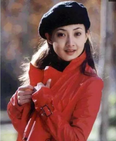 牛莉|47岁牛莉晒生活视频，手臂肌肉健硕不输年轻小伙，尖锐鼻头抢镜！