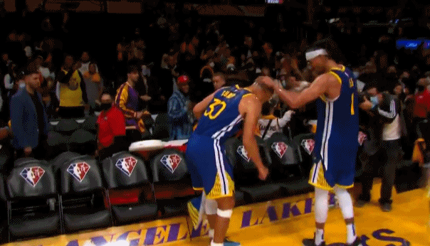 斯蒂芬·庫(kù)里|攻陷斯臺(tái)普斯！庫(kù)里遭隊(duì)友澆水伺候，直言：打得像垃圾還贏球了