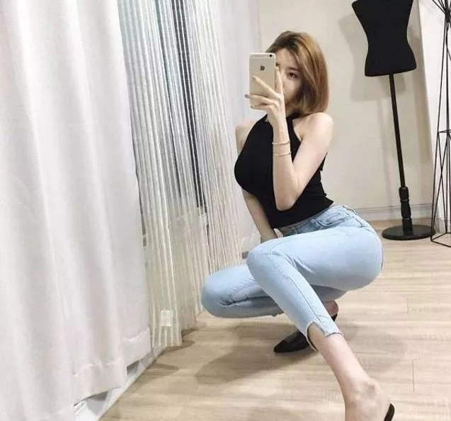 米娜|她因为颜值太高，被小17岁男友送豪车示爱，如今42岁怎么样了？